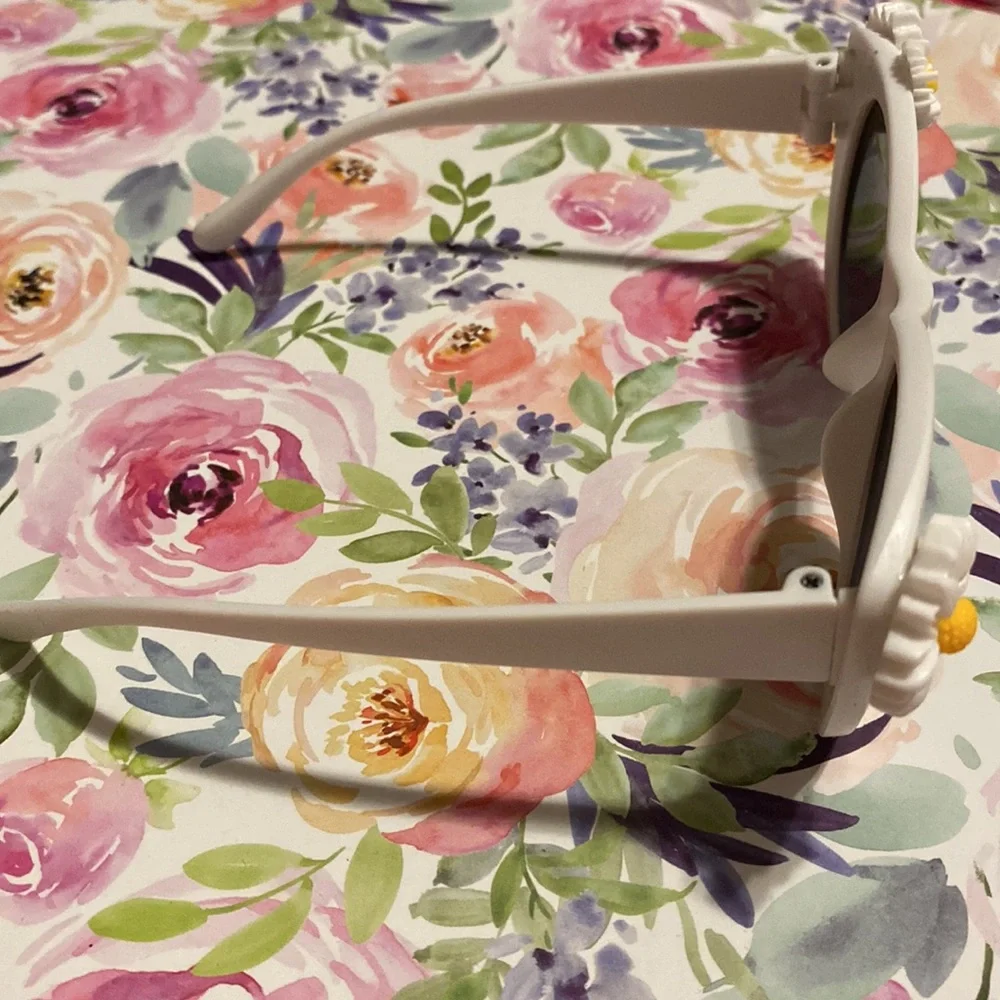 Girls white daisy sunglasses